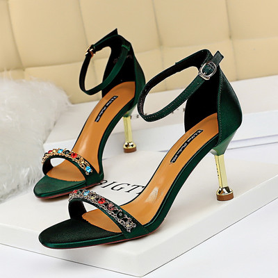 Naiste sandaalid värviliste litritega ja 7,5 cm kontsaga