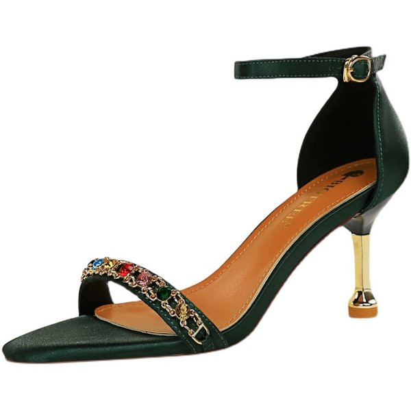 Naiste sandaalid värviliste litritega ja 7,5 cm kontsaga