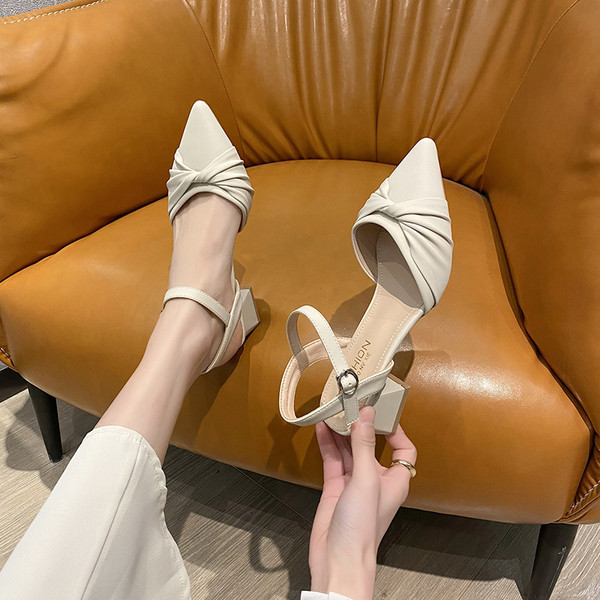 Naiste kandilise kontsa ja rihmaga nahast sandaalid - terava otsaga mudel