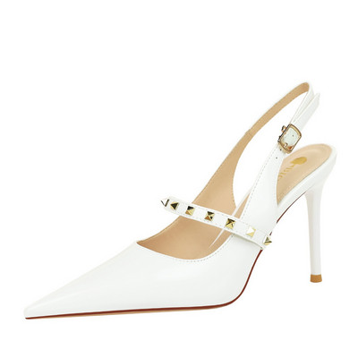 Teritatud metallist kabe ja 9,5 cm kõrge kontsaga naiste sandaalid