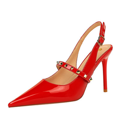 Teritatud metallist kabe ja 9,5 cm kõrge kontsaga naiste sandaalid