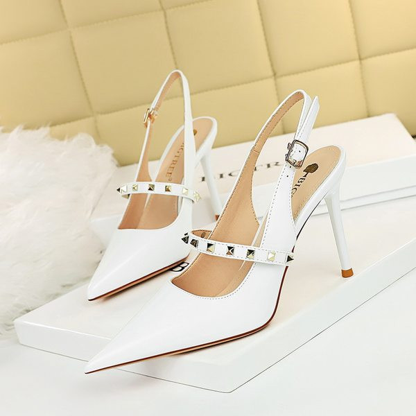 Teritatud metallist kabe ja 9,5 cm kõrge kontsaga naiste sandaalid