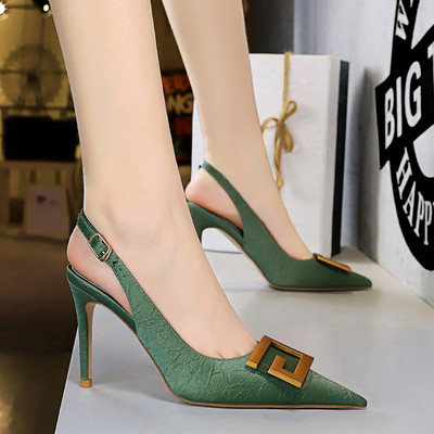 Naiste sandaalide terava otsaga metallpandlaga mudel