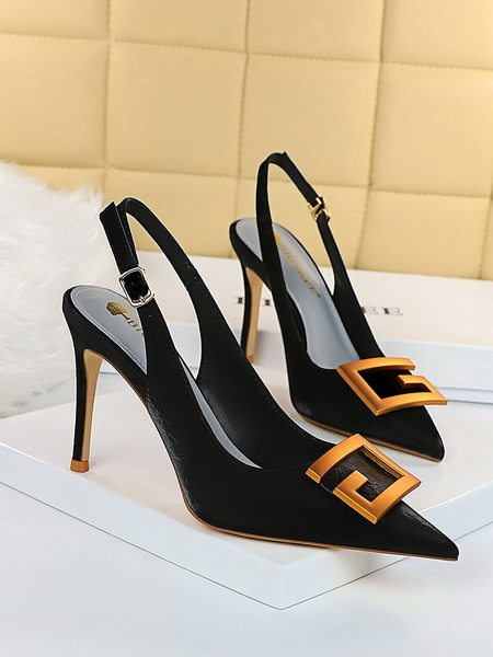 Naiste sandaalide terava otsaga metallpandlaga mudel