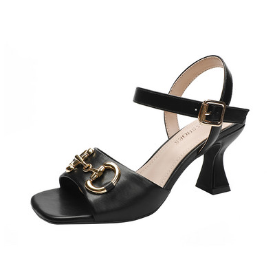 Metallist kaunistuse ja kontsaga naiste sandaalid