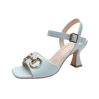 Metallist kaunistuse ja kontsaga naiste sandaalid