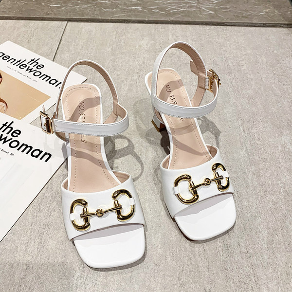 Metallist kaunistuse ja kontsaga naiste sandaalid