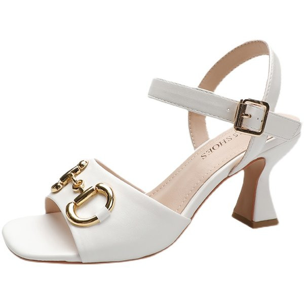 Metallist kaunistuse ja kontsaga naiste sandaalid