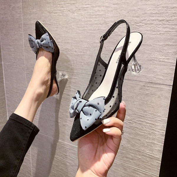 Naiste teravatipulised täppidega ja paelaga kingad