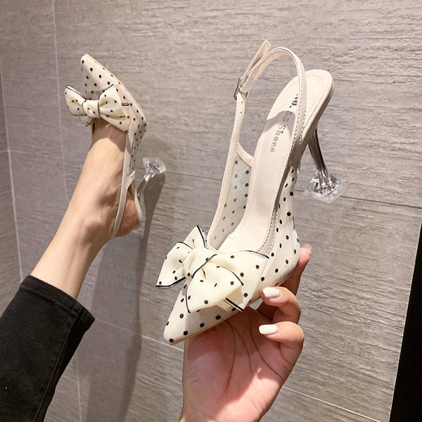 Naiste teravatipulised täppidega ja paelaga kingad