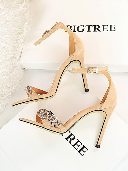 Naiste moodsad kontsa ja kividega sandaalid