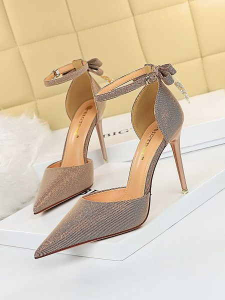 Elegantsed naiste sandaalid elegantse terava efektiga