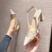 Női szandál kövekkel és pánttal