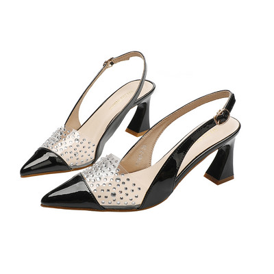 Női szandál kövekkel és pánttal