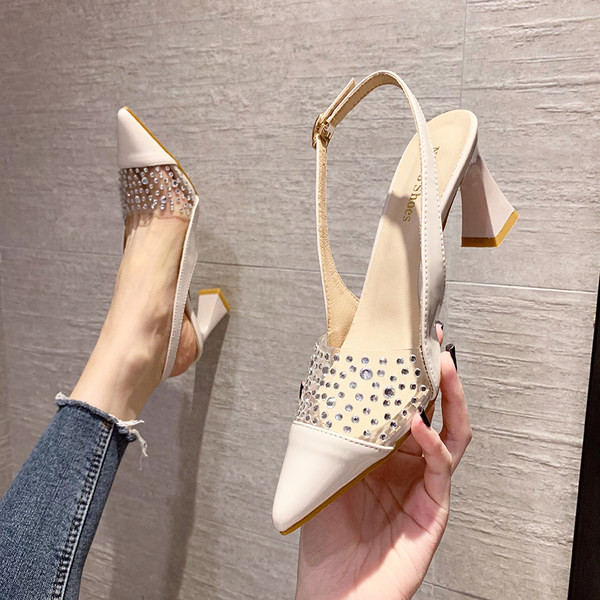 Női szandál kövekkel és pánttal