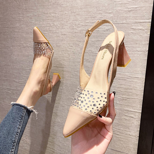 Női szandál kövekkel és pánttal