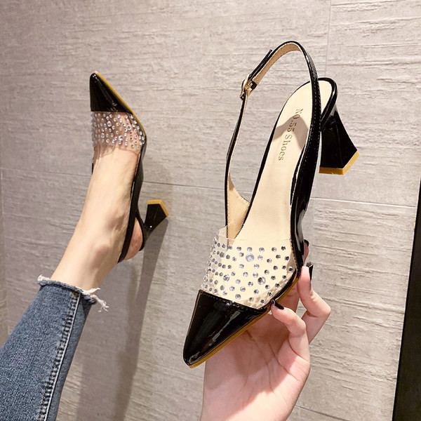 Női szandál kövekkel és pánttal