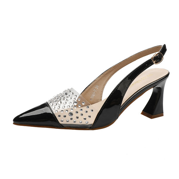 Női szandál kövekkel és pánttal