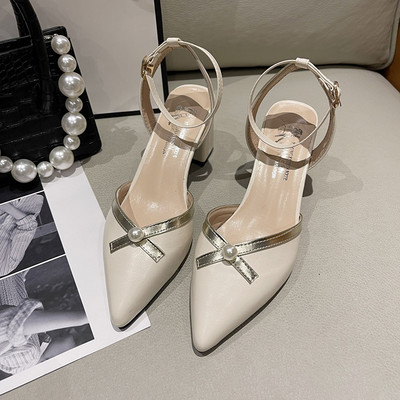 Teritatud naiste sandaalid kandilise kontsa ja pärliga