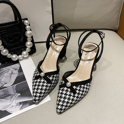 Teritatud naiste sandaalid kandilise kontsa ja pärliga