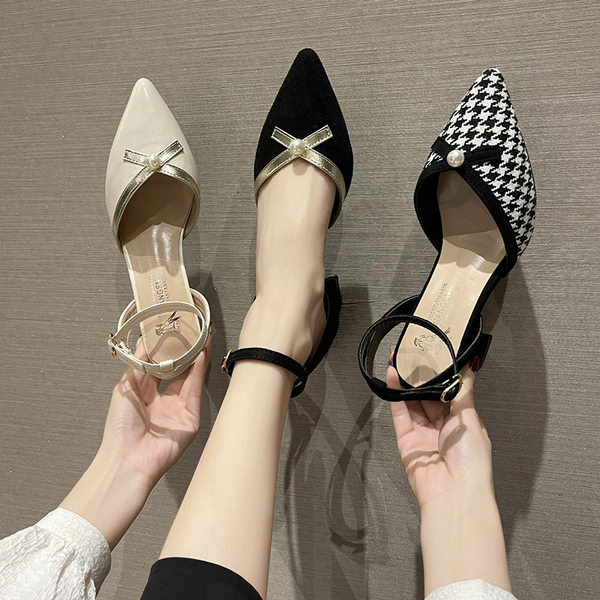 Teritatud naiste sandaalid kandilise kontsa ja pärliga