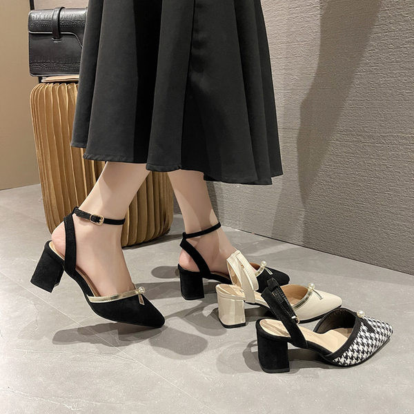 Teritatud naiste sandaalid kandilise kontsa ja pärliga