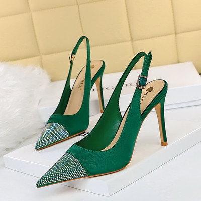 Μυτερό μοντέλο με λεπτό τακούνι 9,5 cm και διακοσμητικές πέτρες