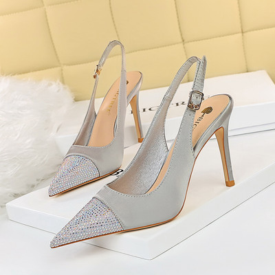 Μυτερό μοντέλο με λεπτό τακούνι 9,5 cm και διακοσμητικές πέτρες