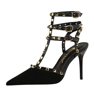 Naiste sandaalide terava otsaga neetidega mudel