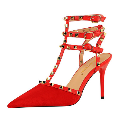 Naiste sandaalide terava otsaga neetidega mudel