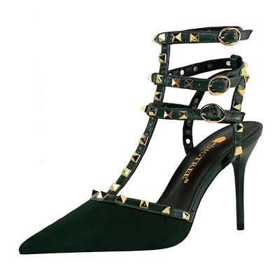 Naiste sandaalide terava otsaga neetidega mudel