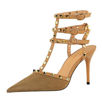 Naiste sandaalide terava otsaga neetidega mudel