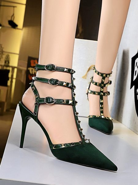 Naiste sandaalide terava otsaga neetidega mudel