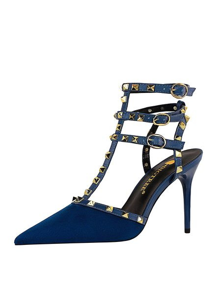 Naiste sandaalide terava otsaga neetidega mudel