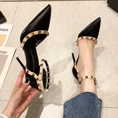 Moodne naiste sandaalide teravatipuline neetidega mudel