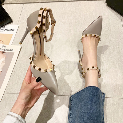 Moodne naiste sandaalide teravatipuline neetidega mudel