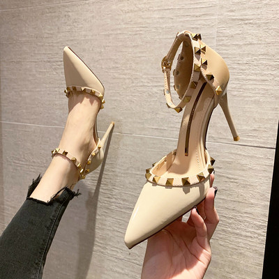 Moodne naiste sandaalide teravatipuline neetidega mudel