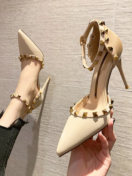 Moodne naiste sandaalide teravatipuline neetidega mudel