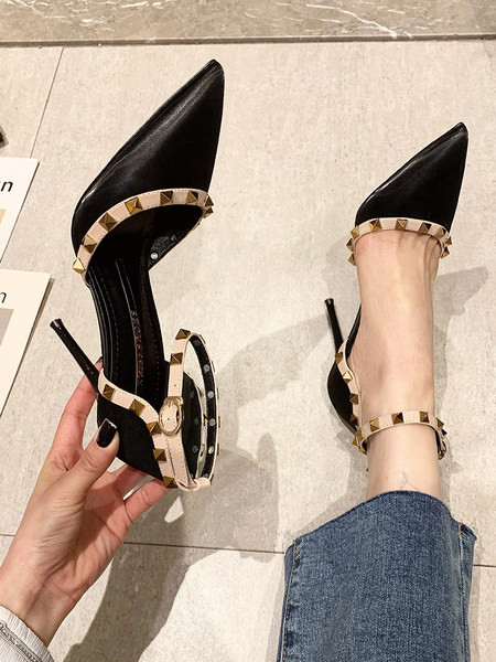 Moodne naiste sandaalide teravatipuline neetidega mudel