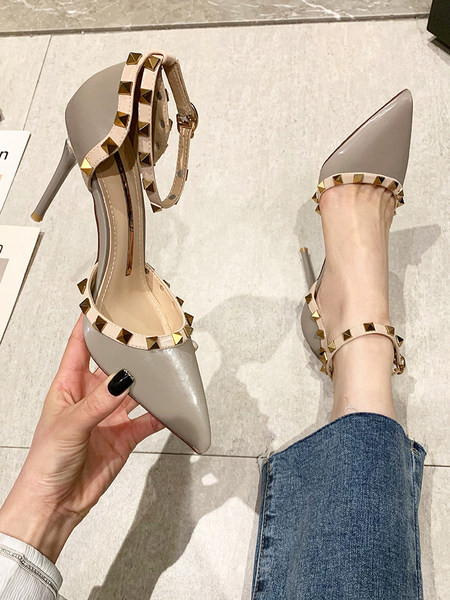 Moodne naiste sandaalide teravatipuline neetidega mudel