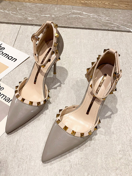 Moodne naiste sandaalide teravatipuline neetidega mudel