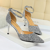 Γυναικεία γυαλιστερά πέδιλα με τακούνι 7,5 cm