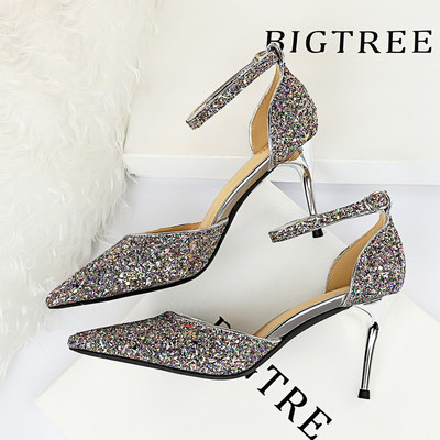 Γυναικεία γυαλιστερά πέδιλα με τακούνι 7,5 cm