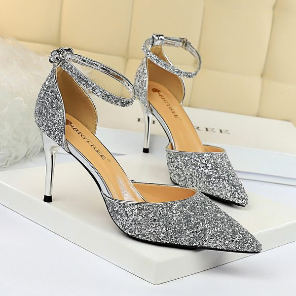 Γυναικεία γυαλιστερά πέδιλα με τακούνι 7,5 cm