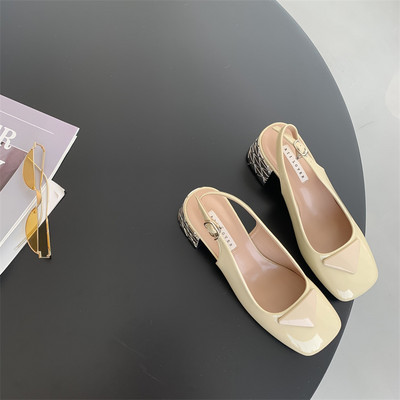 Naiste madala paksu kontsaga lakknahast sandaalid