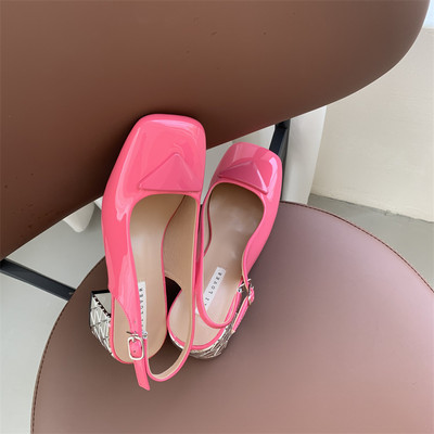 Naiste madala paksu kontsaga lakknahast sandaalid