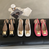 Metallist kaunistusega naiste sandaalid