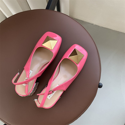 Metallist kaunistusega naiste sandaalid