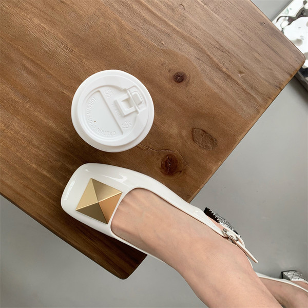 Metallist kaunistusega naiste sandaalid