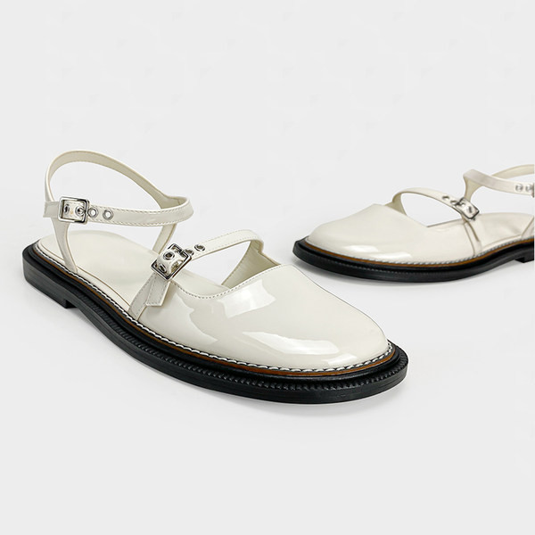 Kahes värvitoonis pandlaga naiste lakknahast sandaalid